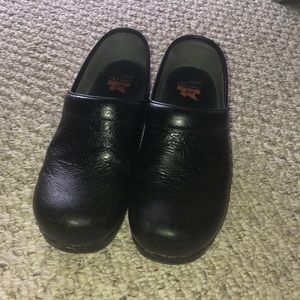 Black Dansko clogs.